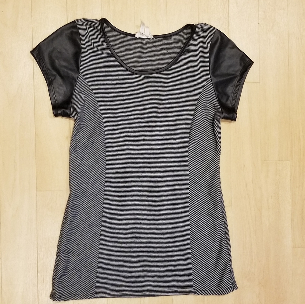 Black stripped short-sleeve shirt
